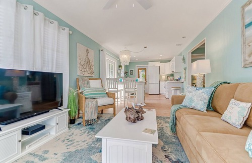 Central Naples House | Prime Beach-Style Cottage with Oceanfront Amenities