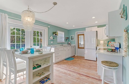 Central Naples House | Prime Beach-Style Cottage with Oceanfront Amenities