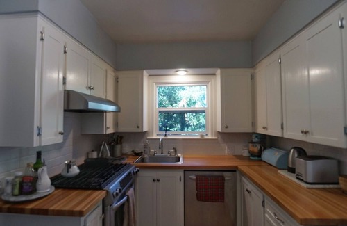 Baker City House | Historic Baker City Cottage with Lake View & High Ratings