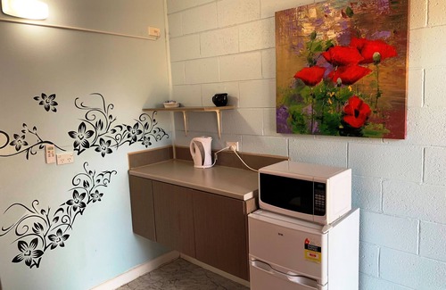 Strathmerton Hotel | Cozy Country Motel Room with Pool and Breakfast Near Murray