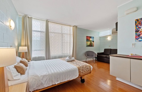 Strathmerton Hotel | Cozy Country Motel Room with Pool and Breakfast Near Murray