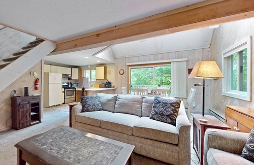 West Dover Cabin | Pet-Friendly Cabin Retreat with Private Deck in Nature