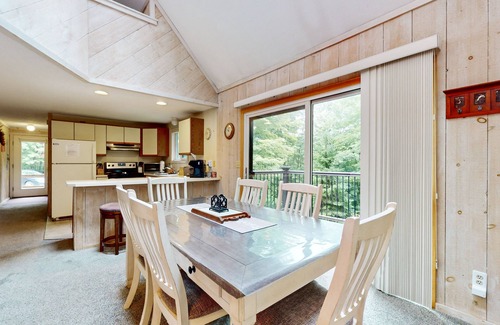 West Dover Cabin | Pet-Friendly Cabin Retreat with Private Deck in Nature