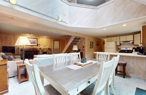 West Dover Cabin | Pet-Friendly Cabin Retreat with Private Deck in Nature