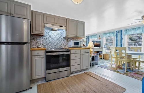 Edisto Island House | Classic Edisto Cottage with large screened in porch