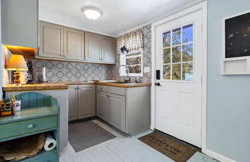Edisto Island House | Classic Edisto Cottage with large screened in porch