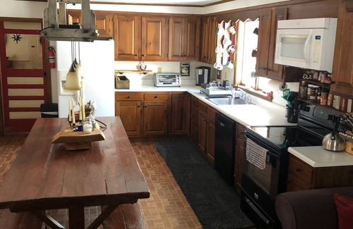 Lyndon House | Charming Farmhouse Retreat with VAST & Kingdom Trails Access