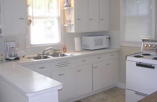 Markesan Cottage | Lakefront Green Lake Cottage with Deck and Pet-Friendly Amenities