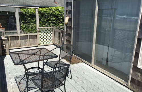 Edgewater Shores Cottage | Romantic Oceanfront Cottage: Pet-Friendly Beach Escape