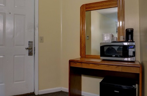 Southern Coast Hotel | Budget-Friendly Stay at Classic Inn with Pool & Breakfast