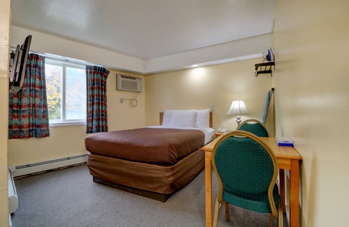 Southern Coast Hotel | Budget-Friendly Stay at Classic Inn with Pool & Breakfast