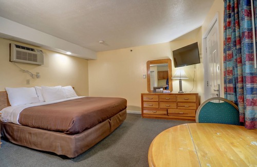 Southern Coast Hotel | Budget-Friendly Stay at Classic Inn with Pool & Breakfast