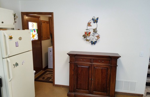 Perham House | Tranquil Lakefront Getaway at Marion Lake with Breakfast