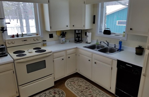Perham House | Tranquil Lakefront Getaway at Marion Lake with Breakfast