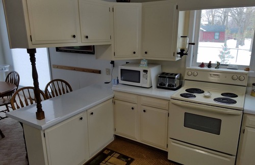 Perham House | Tranquil Lakefront Getaway at Marion Lake with Breakfast