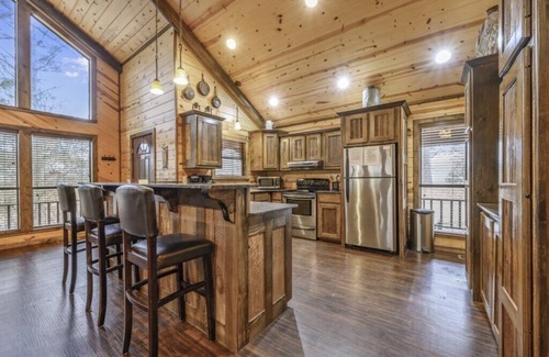 Broken Bow Cabin | Inviting 2 Bedroom Loft with Hot Tub, Ideal for Families