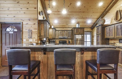Broken Bow Cabin | Inviting 2 Bedroom Loft with Hot Tub, Ideal for Families