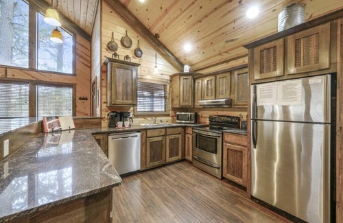 Broken Bow Cabin | Inviting 2 Bedroom Loft with Hot Tub, Ideal for Families