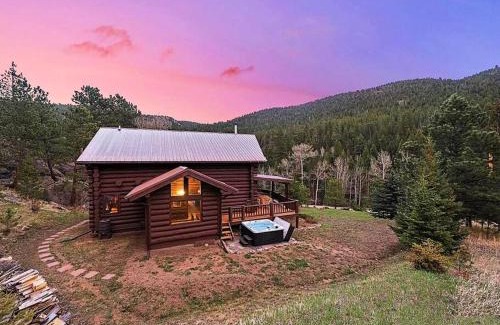 Lyons House | Inviting Log Cabin Steps from Rocky Mountain Adventure
