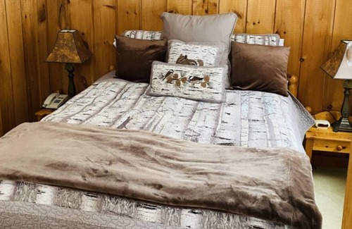 West Dover Cabin | Classic Mountain Cabin in West Dover, VT (pet-friendly)