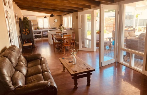 Broken Hill House | Classic Outback Colonial Home: Guest Rated 9.6, Pet Friendly