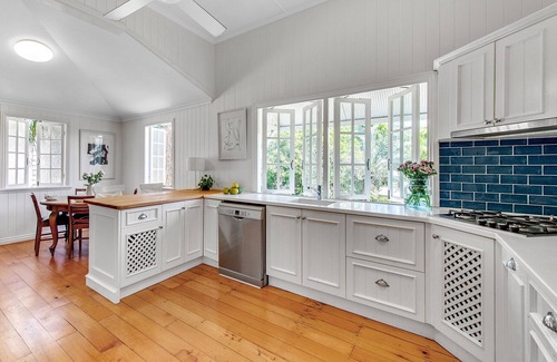 Hawthorne House | Classic Queenslander Near City Cat & Hawthorne Road Hub