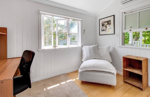 Hawthorne House | Classic Queenslander Near City Cat & Hawthorne Road Hub