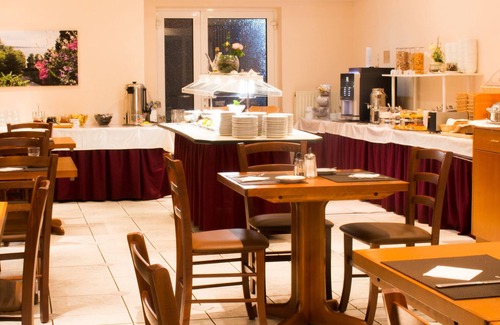 Meckenbeuren Apartment | Cozy Single Room with Breakfast & Family Friendly Touches