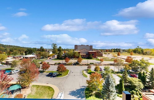 Wisconsin Dells Condo | Serene Golf Course View Studio with Pool and Spa Access