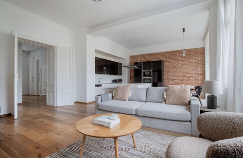 Wahring Apartment | Classic Währing 2BR: Family-Friendly Retreat Near Parks