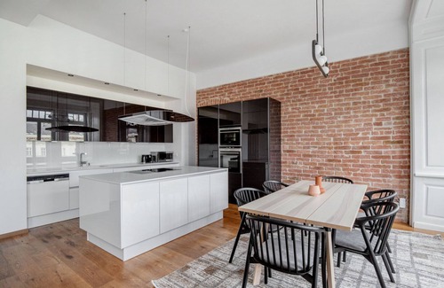 Wahring Apartment | Classic Währing 2BR: Family-Friendly Retreat Near Parks