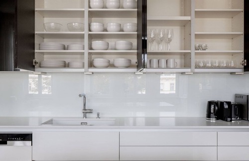 Wahring Apartment | Classic Währing 2BR: Family-Friendly Retreat Near Parks