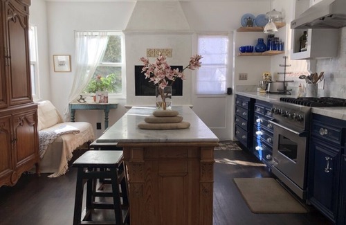 Samarkand House | Classical old world cottage with all of today's comforts and conveniences.