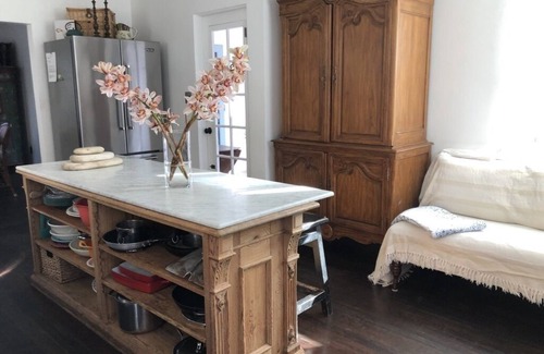 Samarkand House | Classical old world cottage with all of today's comforts and conveniences.