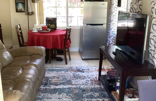 Miramar Apartment | CLASSY 1 BEDROOM APART. WITH POOL, WIFI & AC IN MIRAMAR, SLEEPS 2 OR MORE, WOW!