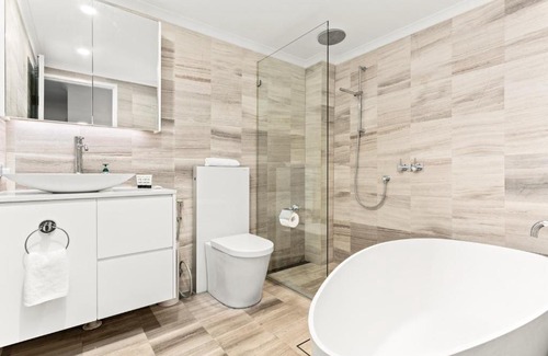 Redfern Apartment | Elegant 2-Bed Apartment Near Prince Alfred Park