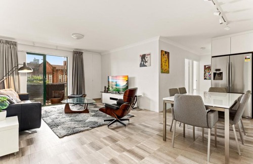 Redfern Apartment | Elegant 2-Bed Apartment Near Prince Alfred Park