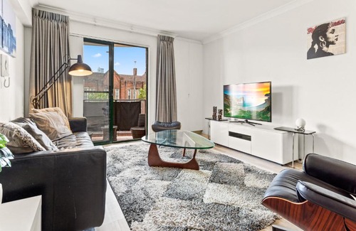 Redfern Apartment | Elegant 2-Bed Apartment Near Prince Alfred Park