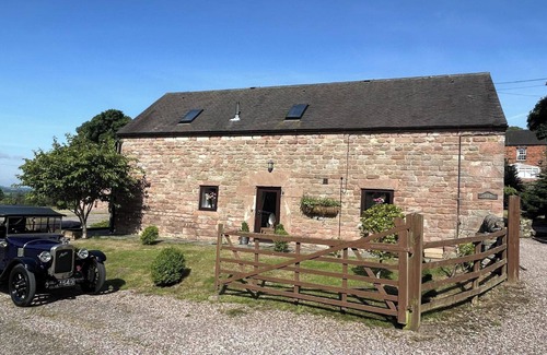 Cauldon Low House | Stylish 2-Bed Barn Near Alton Towers with Family Amenities