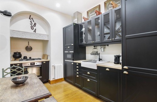 Principe Real Apartment | Elegant 2BR Apartment in Principe Real with Spa Access