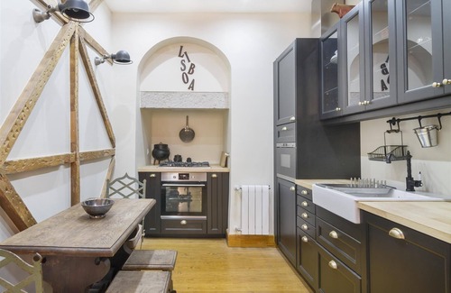 Principe Real Apartment | Elegant 2BR Apartment in Principe Real with Spa Access