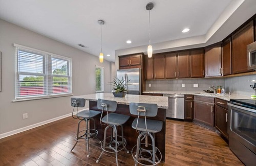 Mount Auburn Apartment | Stylish 2BR Condo Steps from City Centre & Zoo