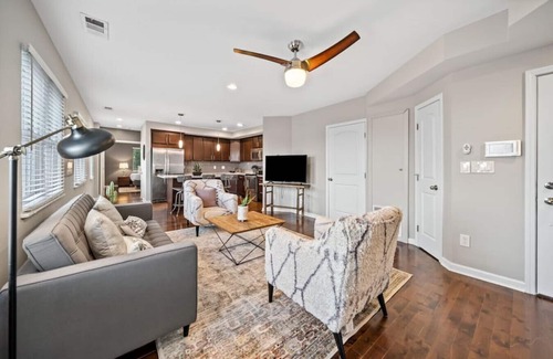 Mount Auburn Apartment | Stylish 2BR Condo Steps from City Centre & Zoo