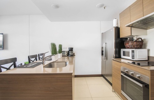 Pavas Apartment | Elegant Apartment with King Bed Near Airports and Ocean Views