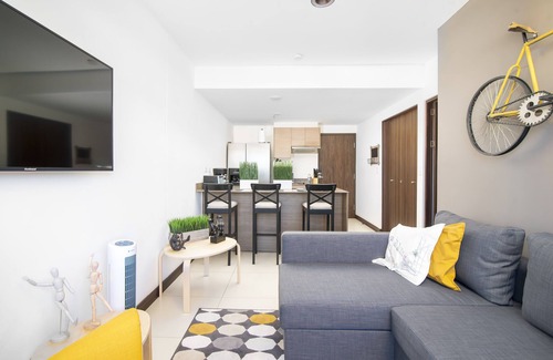 Pavas Apartment | Elegant Apartment with King Bed Near Airports and Ocean Views