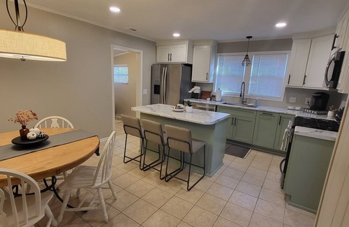 Greenville - Spartanburg House | Elegant Cottage Near Downtown with Ocean View & Kitchen