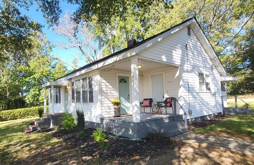 Greenville - Spartanburg House | Elegant Cottage Near Downtown with Ocean View & Kitchen