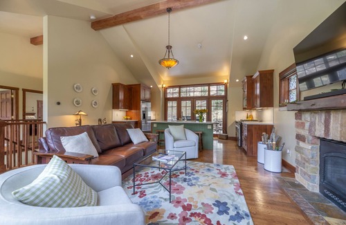 Idaho Springs House | Elegant Craftsman by the Creek: Hot Tub & Walk to Town
