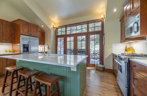 Idaho Springs House | Elegant Craftsman by the Creek: Hot Tub & Walk to Town