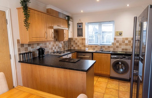 Clyst St Mary House | Classy Family House With Gym, Free Parking and close to Train station
